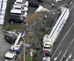 滋賀・湖南で大型トレーラー横転　車１０台押しつぶす、運転手死亡