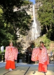熊野那智大社で「紅葉祭」　滝前で優雅な舞、自然の恵み感謝