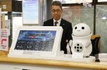 岡山空港に観光案内タッチパネル　多言語対応、ロボットとロビーに