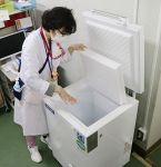 笠岡にワクチン保管用冷凍庫到着　供給拠点の市立市民病院