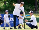 松井秀喜さん、地元で野球教室　地震被災の子どもにエールも