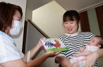 愛育委員 赤ちゃん訪問９万人に　岡山市、絵本や子育て情報届ける