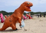 怒れる恐竜とごみ拾い対決　松江の海岸で奇抜イベント