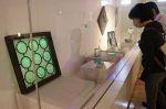 ウラン×ステンドグラス 幻想の光　鏡野の美術館で尾崎さん作品展