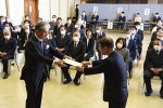岡山市の新市議４６人に当選証書　市政運営の一翼担う決意新た