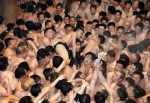 まわし姿で福男目指す　岡山・西大寺「裸祭り」