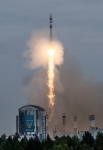 ロシアの月探査機「異常事態」　着陸前軌道に移行中
