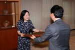 小説家小川洋子さんに表彰状　岡山県文化特別顕賞贈呈式