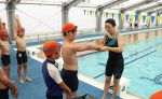 金メダリスト岩崎さんの水泳教室　奈義の小中１５０人基本動作学ぶ