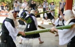 勇壮な刀さばきで「大蛇」退治　京都・鞍馬寺、竹伐り会式