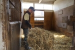「スクランブル」北海道の馬産地、人手不足　働き手確保へ試行錯誤　移住者雇用、ゲームと連携