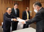 町村議員の報酬増求め決議文提出　岡山県の議長会が町村会長に