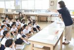 命守る方法、避難時役立つ品学ぶ　岡山・平島小１年対象に防災教室