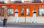 阪神日本一で記念車両運行　岡田監督や選手の写真装飾
