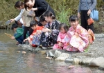 女児の成長祈る流しびな　奈良・吉野川