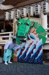 色彩鮮やか 辰の張り子登場　岡山神社に巨大絵馬