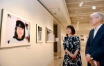 韓国大使が拉致写真展を訪問　横田めぐみさんの父が撮影