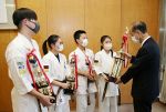 岡山の児童生徒４人 空手全国入賞　市長に報告「今後も活躍する」