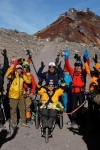 ９０歳三浦さん、富士山頂に到達　不自由な脚、仲間が車いす支援