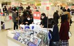 福山の商業施設で初売り　密避け、買い物客が福袋求める