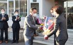 美咲・青野町長が２期目の初登庁　「子育てと教育を最優先」