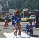 伝統の獅子舞、民家や事業所巡回　西粟倉、神社秋季大祭で厄払い