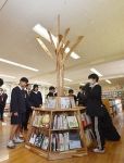 学校の象徴・クスノキ模した本棚　倉敷・中洲小、児童がデザイン