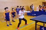 五輪メダリスト石川さん 卓球教室　総社、児童が超一流の技学ぶ