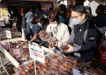干し柿、次々と買い物かごに　矢掛・小田の山ノ上地区でまつり