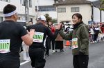 坂本直子さん 選手に声かけて鼓舞　吉備路マラソン、ゴール付近