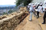 津山城の石垣に興味津々　修復現場で構造見学会