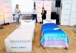 パリ五輪選手村の寝具披露　組織委会長「新しい体験」