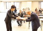 笠岡市長選 栗尾さんに当選証書　新市議２０人も決意新た