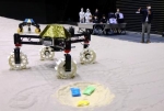 月面模擬施設に小型ロボット　ＪＡＸＡ公開、砂地を動き回る