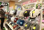 自転車ヘルメット 大人用販売に力　岡山県内、４月義務化へ商品充実