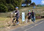 自転車にヘルメット かかしでＰＲ　備前の石崎さん、自宅近くで展示