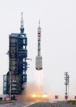 中国、有人宇宙船打ち上げ　ステーションの飛行士交代
