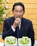 首相「上品な味」と堪能　岡山県産マスカット試食