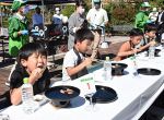 ジンギスカン大食い 児童が挑む　県内外１６人、蒜山で大会