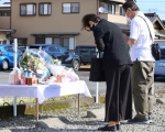 通園バス置き去り死１年で献花　「千奈ちゃん忘れない」、静岡