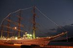 “海の貴婦人”夜に輝く　帆船「海王丸」宇野港に寄港