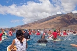 ハワイ山火事１カ月、復興へ決意　マウイ島の海で数百人が死者追悼