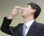 水飲んだ園田氏「死亡」デマ否定　中国のインターネットで出回る