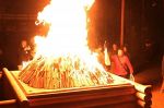 炎に今年の無事、新年の健康祈る　最上稲荷で「お火たき大祭」