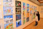 夏の思い出や生き物 色彩豊かに　勝央で作州地域の児童絵画展