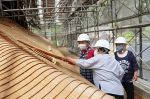 「こけらぶき」の曲線美 堪能　吉備中央・妙本寺で工事現場公開