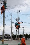 事故想定 電柱から作業員救助　岡山市消防局と中電ネットが訓練