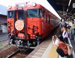 桃太郎伝説まとった列車 出発進行　岡山―総社間、観光盛り上げへ