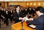 「公正に」行政担う志新た　岡山県内官公庁で辞令交付