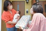 赤ちゃんいる家庭に子育てグッズ　浅口市社協、おむつやミルク贈る